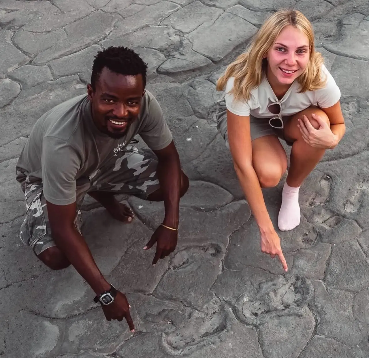 Starożytne ślady ludzkich stóp w Engare Sero. Zdjęcie: Lake Natron Camp / Instagram