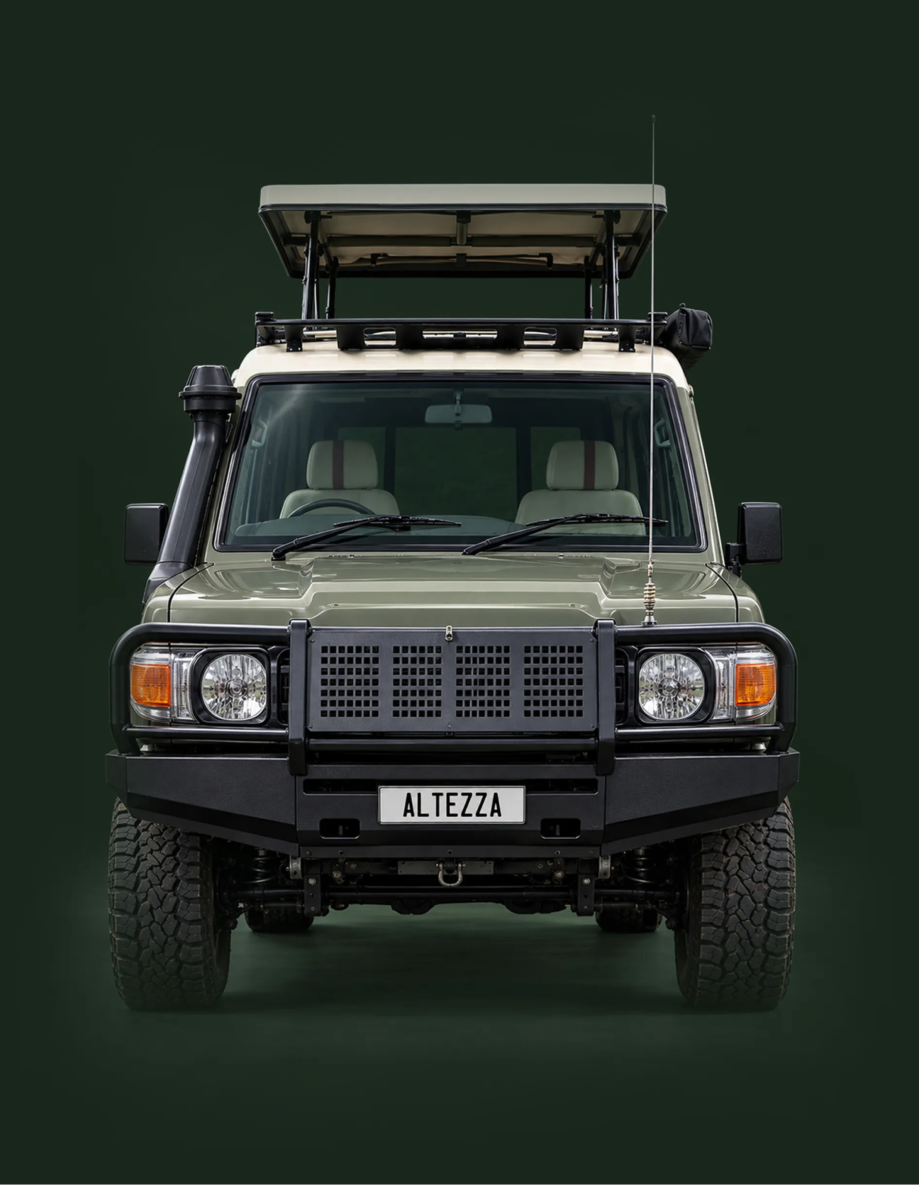 Przód samochodu safari Land Cruiser Altezza z podniesionym dachem