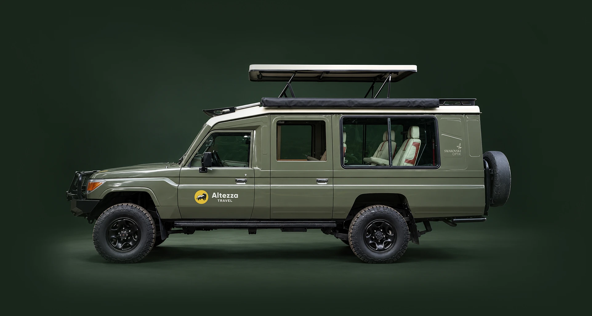 Toyota Land Cruiser Altezza z podniesionym panoramicznym dachem safari