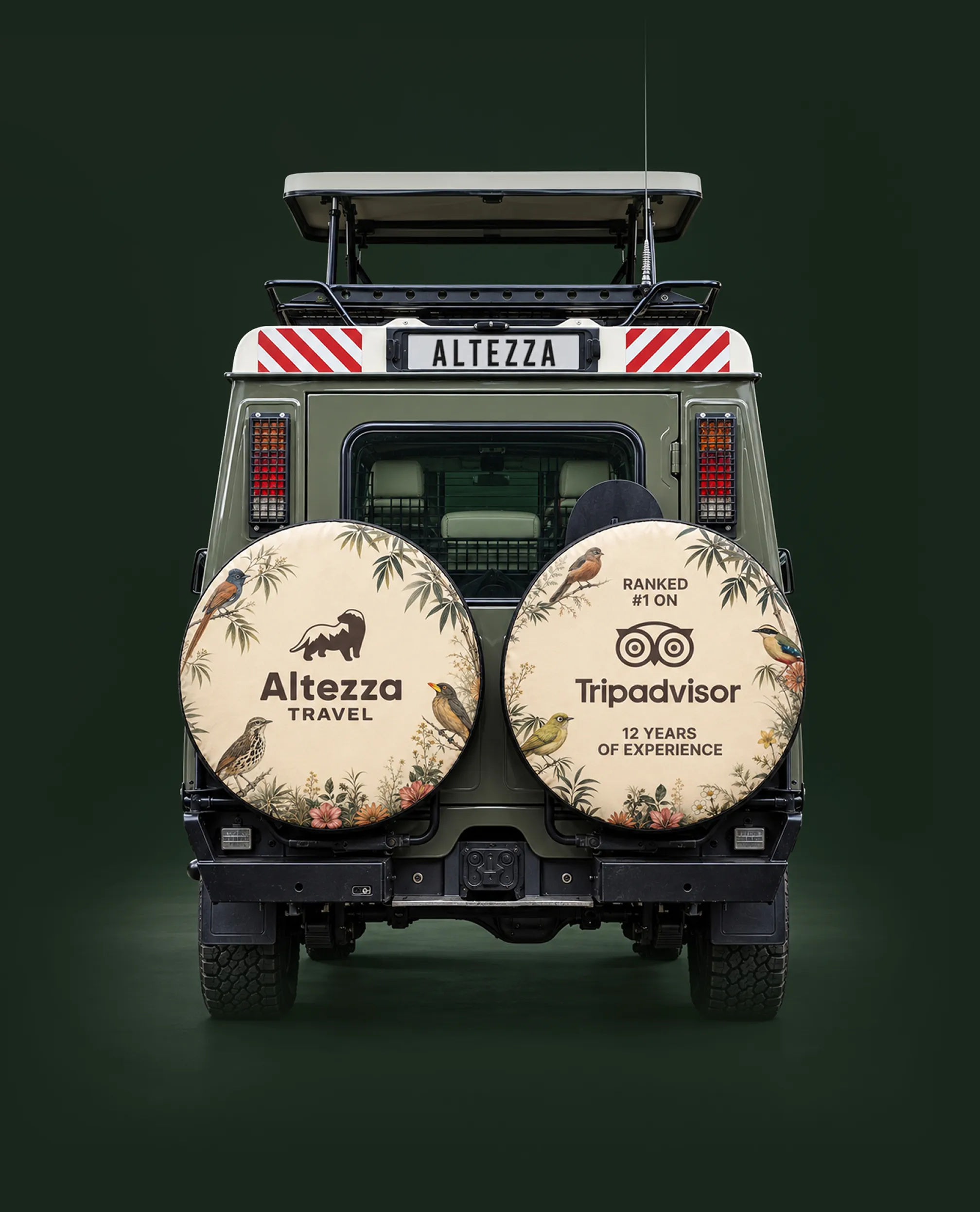 Tył samochodu safari Land Cruiser Altezza z podniesionym panoramicznym dachem