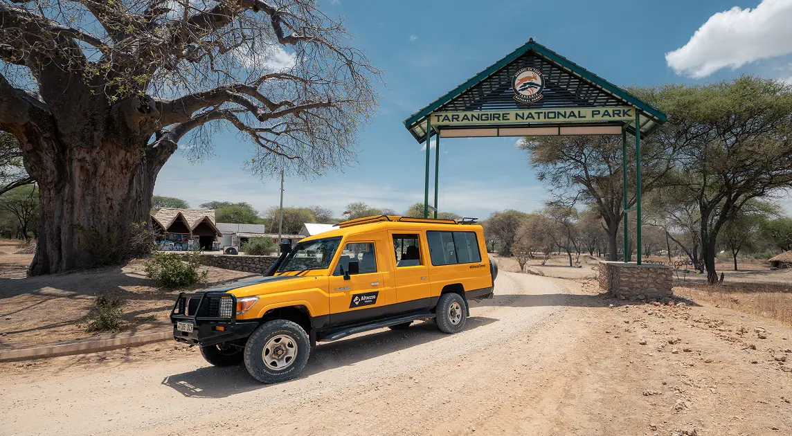 samochód safari Altezza Travel przy bramie wjazdowej do Parku Narodowego Tarangire
